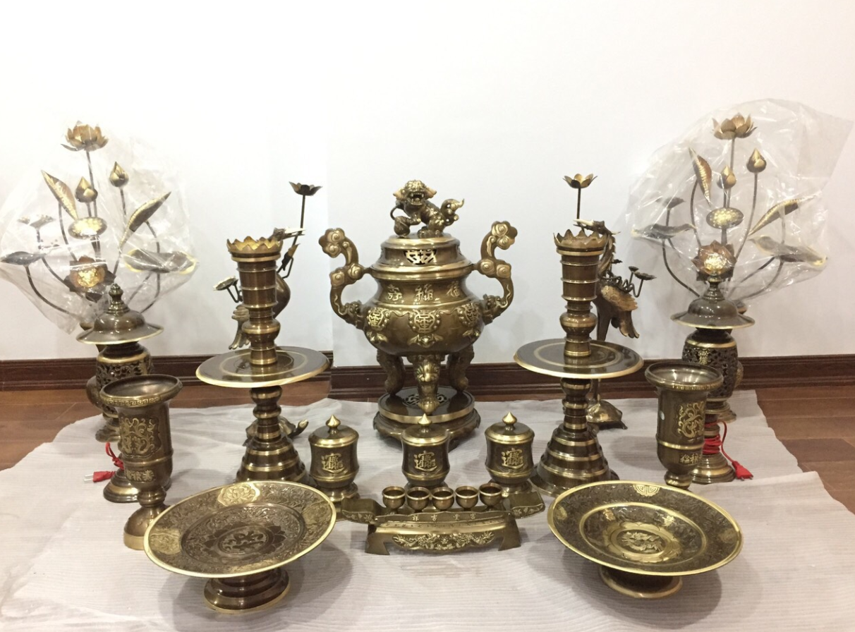 Bộ đỉnh đồng ngũ sự hun cổ chân nến cổ đẹp